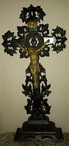 Antiek houten kruis, jezus is van brons