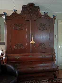 Antiek dubbel gebogen kabinet uit 1780 - 1