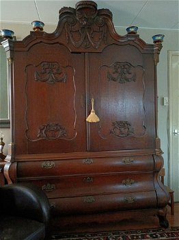 Antiek dubbel gebogen kabinet uit 1780 - 2
