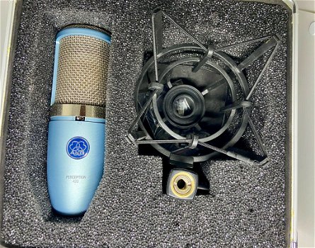 Te koop diverse studio microfoons en toebehoren. - 2