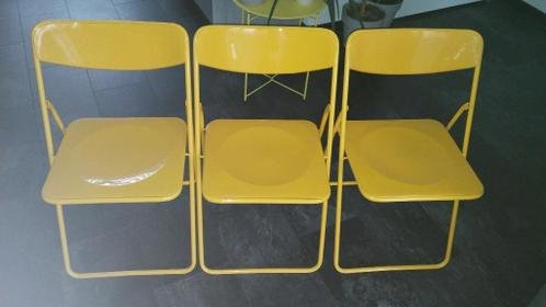 Drie gele Ikea stoeltjes ( 1980) van Oma - 0