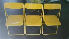 Drie gele Ikea stoeltjes ( 1980) van Oma - 0 - Thumbnail