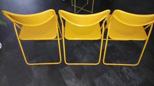 Drie gele Ikea stoeltjes ( 1980) van Oma - 1