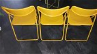 Drie gele Ikea stoeltjes ( 1980) van Oma - 1 - Thumbnail