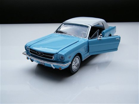 Film auto model Ford Mustang 1964/65 – James Bond – Thunderball Motormax 1:24 - 2