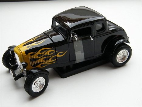 Nieuw schaalmodel modelauto Ford Hot Rod 1932 – Motormax 1:18 - 4
