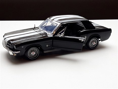 Nieuw schaalmodel Modelauto Ford Mustang 1964 / 65 – Motormax 1:18 - 3