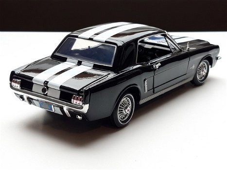 Nieuw schaalmodel Modelauto Ford Mustang 1964 / 65 – Motormax 1:18 - 4