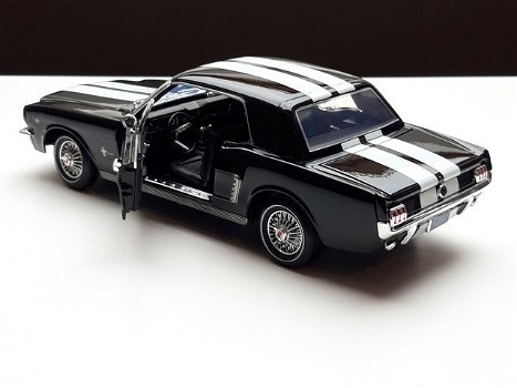 Nieuw schaalmodel Modelauto Ford Mustang 1964 / 65 – Motormax 1:18 - 5