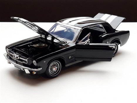 Nieuw schaalmodel Modelauto Ford Mustang 1964 / 65 – Motormax 1:18 - 6