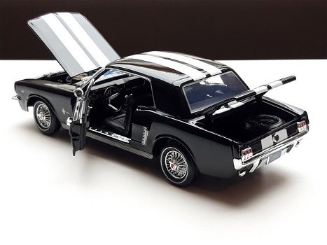 Nieuw schaalmodel Modelauto Ford Mustang 1964 / 65 – Motormax 1:18 - 7