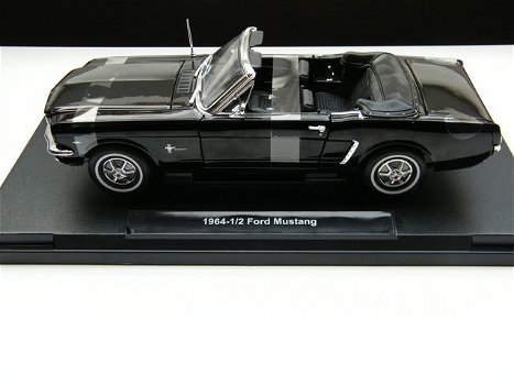 Modelauto Ford Mustang Cabrio 1964 /65 – Welly 1:18 schaalmodel - 0