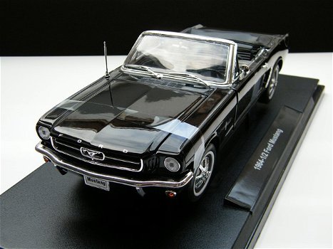 Modelauto Ford Mustang Cabrio 1964 /65 – Welly 1:18 schaalmodel - 1