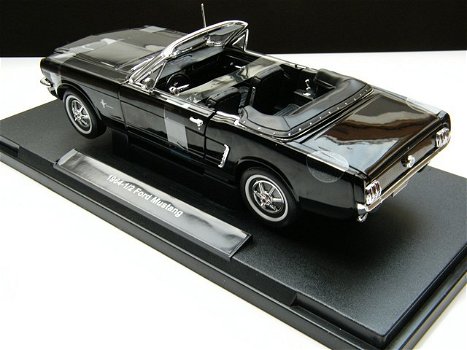 Modelauto Ford Mustang Cabrio 1964 /65 – Welly 1:18 schaalmodel - 2