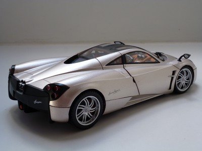 Nieuw miniatuur modelauto Pagani Huayra – Motormax 1:18 - 7