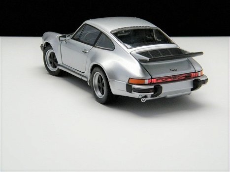 Nieuw schaalmodel modelauto Porsche 911 Turbo 3.0 – Welly 1:24 - 3