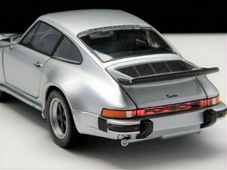 Nieuw schaalmodel modelauto Porsche 911 Turbo 3.0 – Welly 1:24 - 4