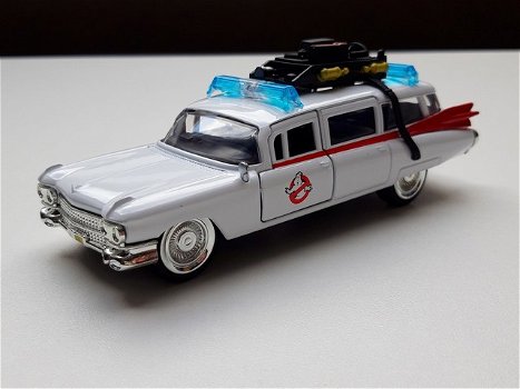miniatuur modelauto Cadillac Ghostbusters Ecto 1 – Jada Toys 1:32 schaalmodel - 1