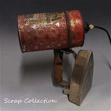 Lamp van blik en oude srijkbout (gerecyceld)