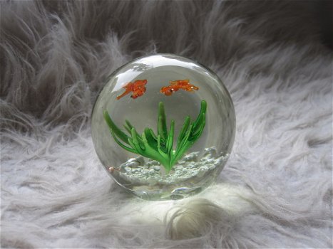 Presse papier Murano aquarium met vissen vintage 8 cm hoog - 0