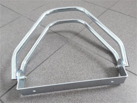Te koop drie nieuwe metalen fietsklemmen (hoogte: 32 cm). - 1