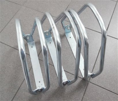 Te koop drie nieuwe metalen fietsklemmen (hoogte: 32 cm). - 5