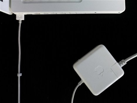 Zwarte Macbook W8727625YA4 en Apple Stroomadapter en Videoadapter Enz. - 5