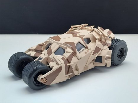 schaal modelauto Batmobile Tumbler “The Dark Knight” Camouflage + Batman Jada 1:24 - 0