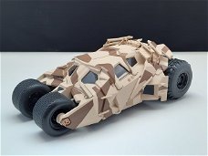 schaal modelauto Batmobile Tumbler “The Dark Knight” Camouflage + Batman Jada 1:24