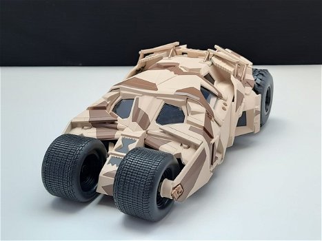 schaal modelauto Batmobile Tumbler “The Dark Knight” Camouflage + Batman Jada 1:24 - 1