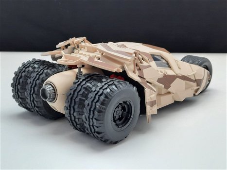 schaal modelauto Batmobile Tumbler “The Dark Knight” Camouflage + Batman Jada 1:24 - 2