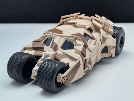 schaal modelauto Batmobile Tumbler “The Dark Knight” Camouflage + Batman Jada 1:24 - 4