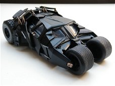 schaalmodel modelauto Batmobile Tumbler “The Dark Knight” + figuur Jada Toys 1:24