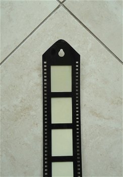 Te koop kunststof fotolijst in de vorm van een filmstrip. - 2