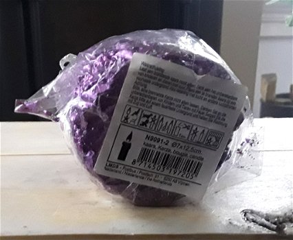 Kaars - metallic paars met reliëf (nieuw in verpakking) - 2