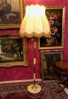 Brocante antieke staande lamp / vloerlamp koper, onyx steen lampvoet, crème stoffen barok lampenkap