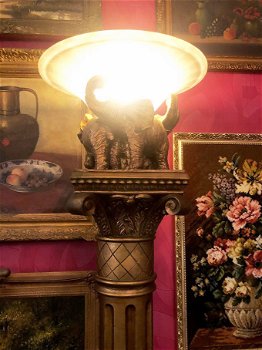 Grote klassiek staande lamp pilaar / Griekse zuil goud met olifanten beeld, dikke glazen lampen kap - 3