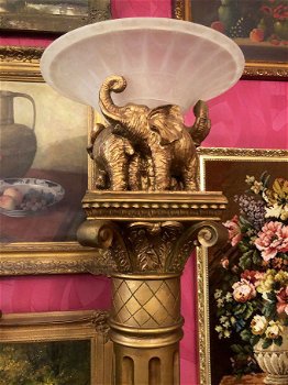 Grote klassiek staande lamp pilaar / Griekse zuil goud met olifanten beeld, dikke glazen lampen kap - 5