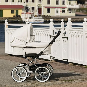 EmmalJunga Mondial De Luxe - Classic White Leatherette Pram Package - 1