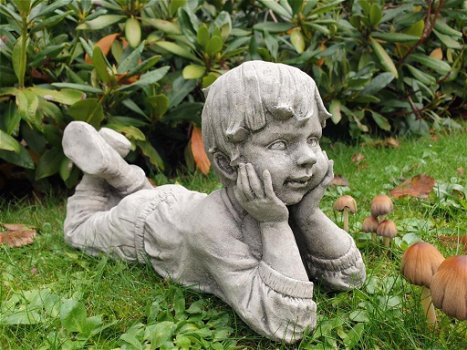 Beeld, liggende jongen, tuinbeeld - 1