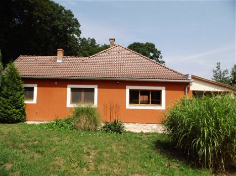 Bosbungalow met tweede huis en bijgebouwen op 6.495 m2 in Hongarije - 2
