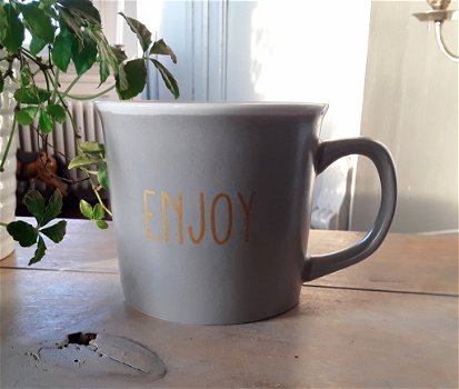 Grote mok - grijs, wit - opdruk goudkleur: Enjoy (Happy Mug) - 0