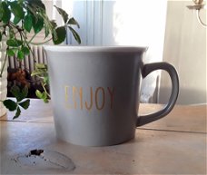 Grote mok - grijs, wit - opdruk goudkleur: Enjoy (Happy Mug)