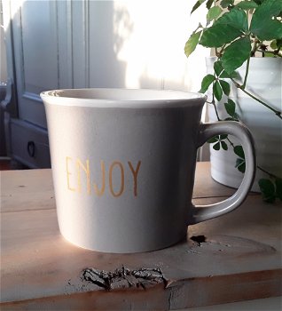 Grote mok - grijs, wit - opdruk goudkleur: Enjoy (Happy Mug) - 1