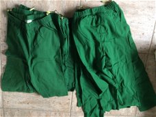12 groene (4 korte en 8 kniebroekjes) kinderbroekjes voor schoolfeest of andere activiteiten