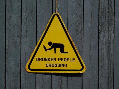 dronken mensen , pas op bord - 0