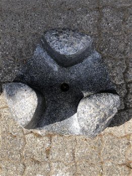 granieten waterbol , waterornament - 2
