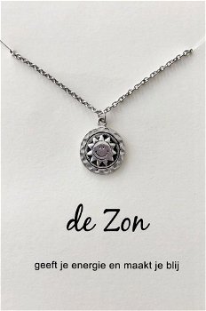 De Zon verzilverd hangertje aan ketting, op cadeaukaartje - 0