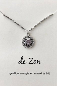 De Zon verzilverd hangertje aan ketting, op cadeaukaartje