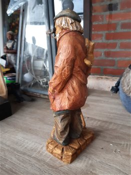 Statuur oude man met schoenen A - 4